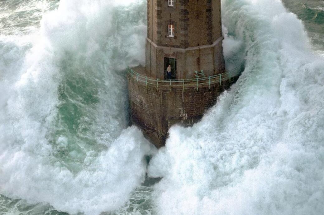 Phares Dans La Tempete - La Jument